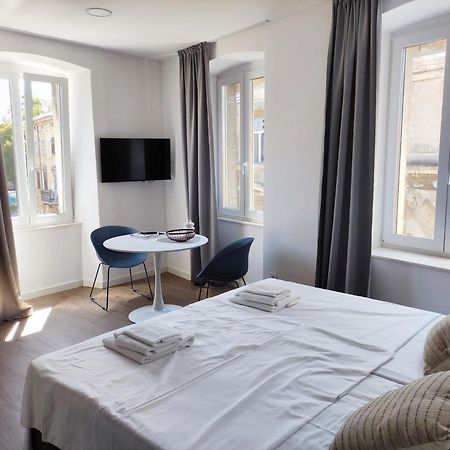 Nik Studio Apartments Pula Bagian luar foto