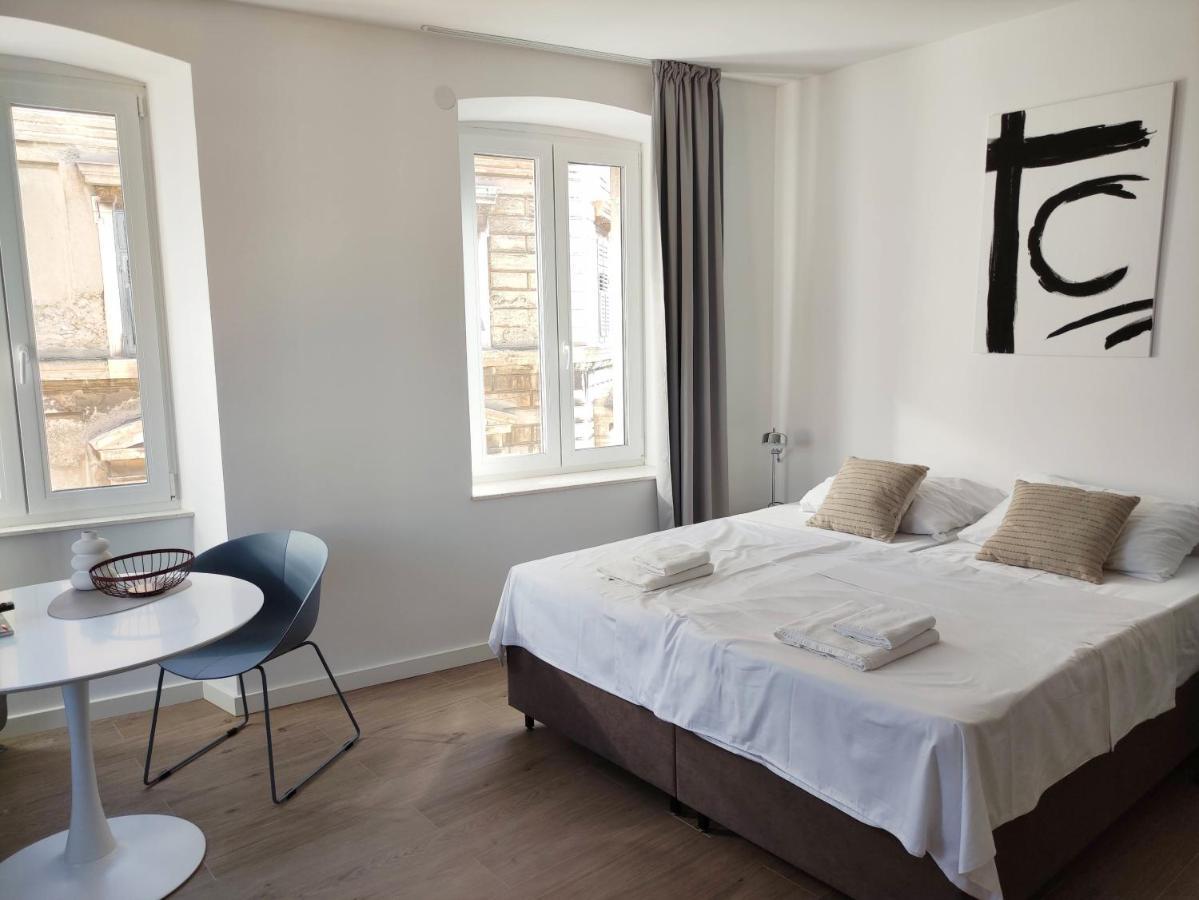 Nik Studio Apartments Pula Bagian luar foto