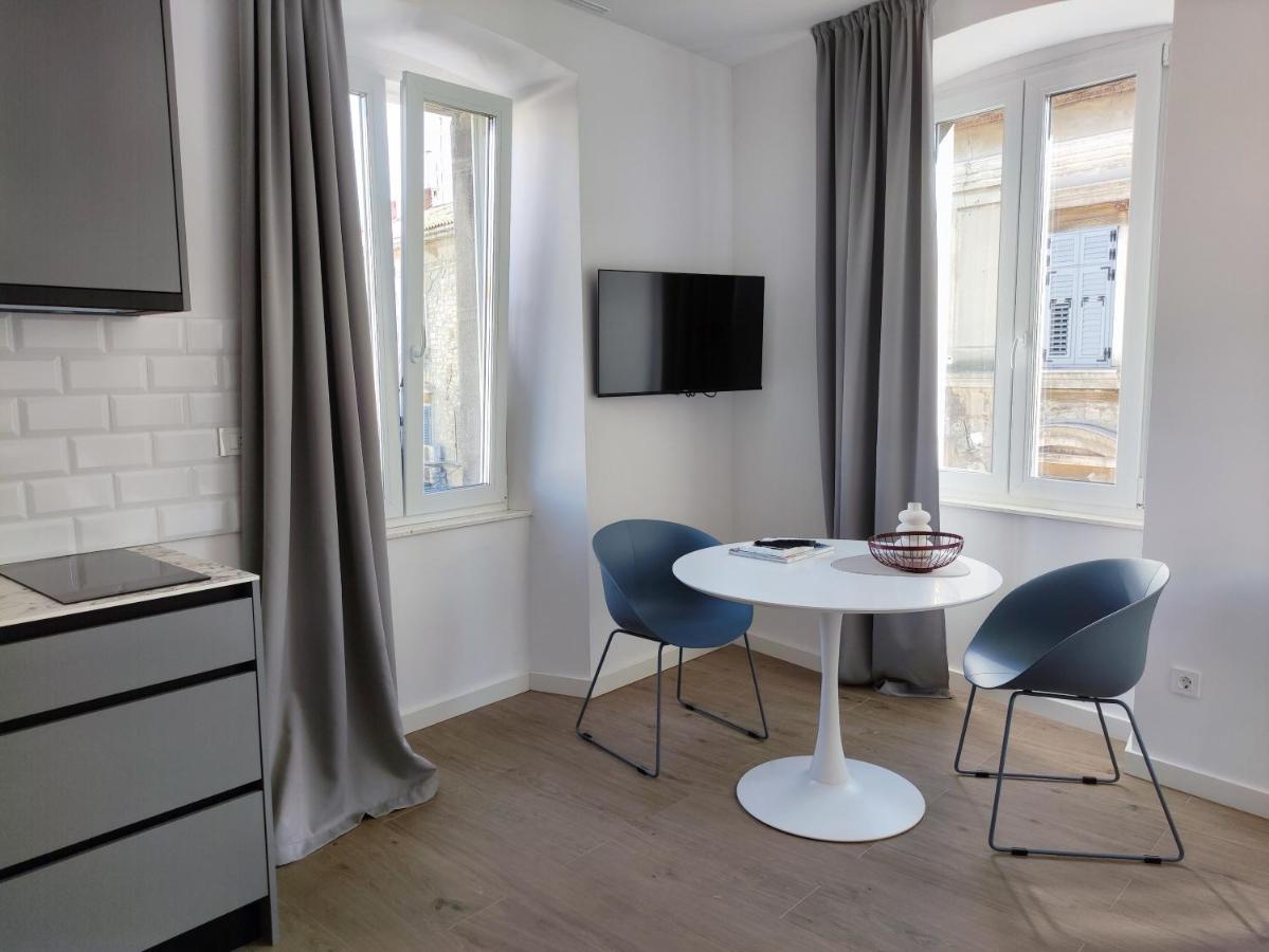 Nik Studio Apartments Pula Bagian luar foto