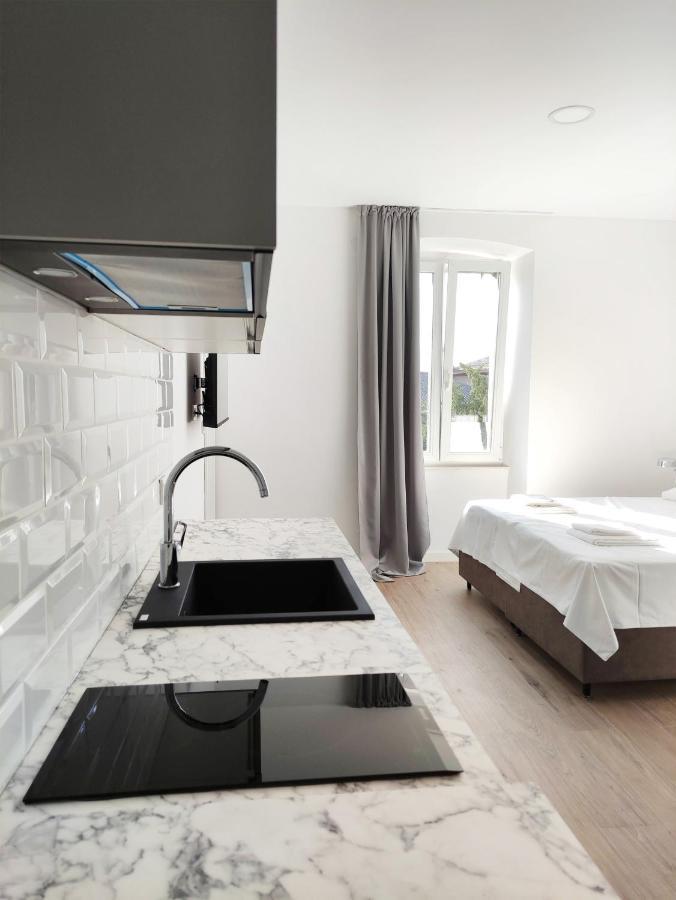 Nik Studio Apartments Pula Bagian luar foto