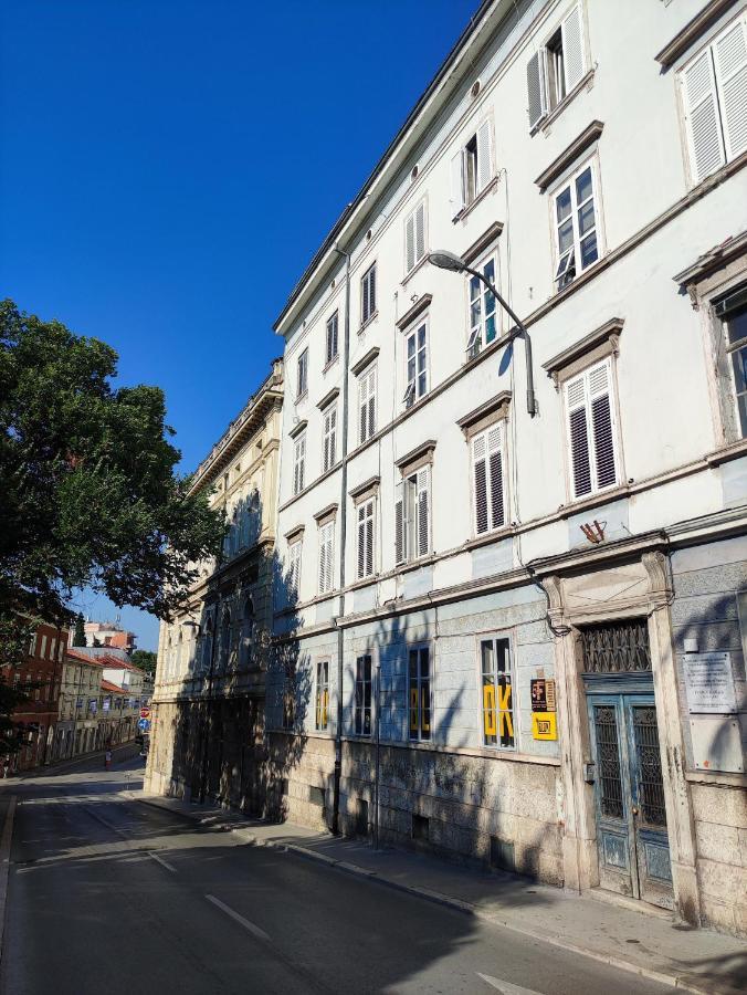 Nik Studio Apartments Pula Bagian luar foto